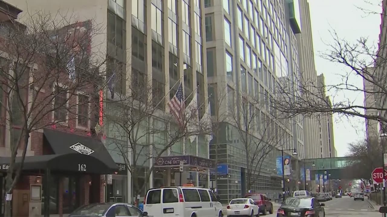 Lightfoot anuncia que Chicago utilizará habitaciones de hoteles vacías para "espacios de aislamiento y cuarentena"
