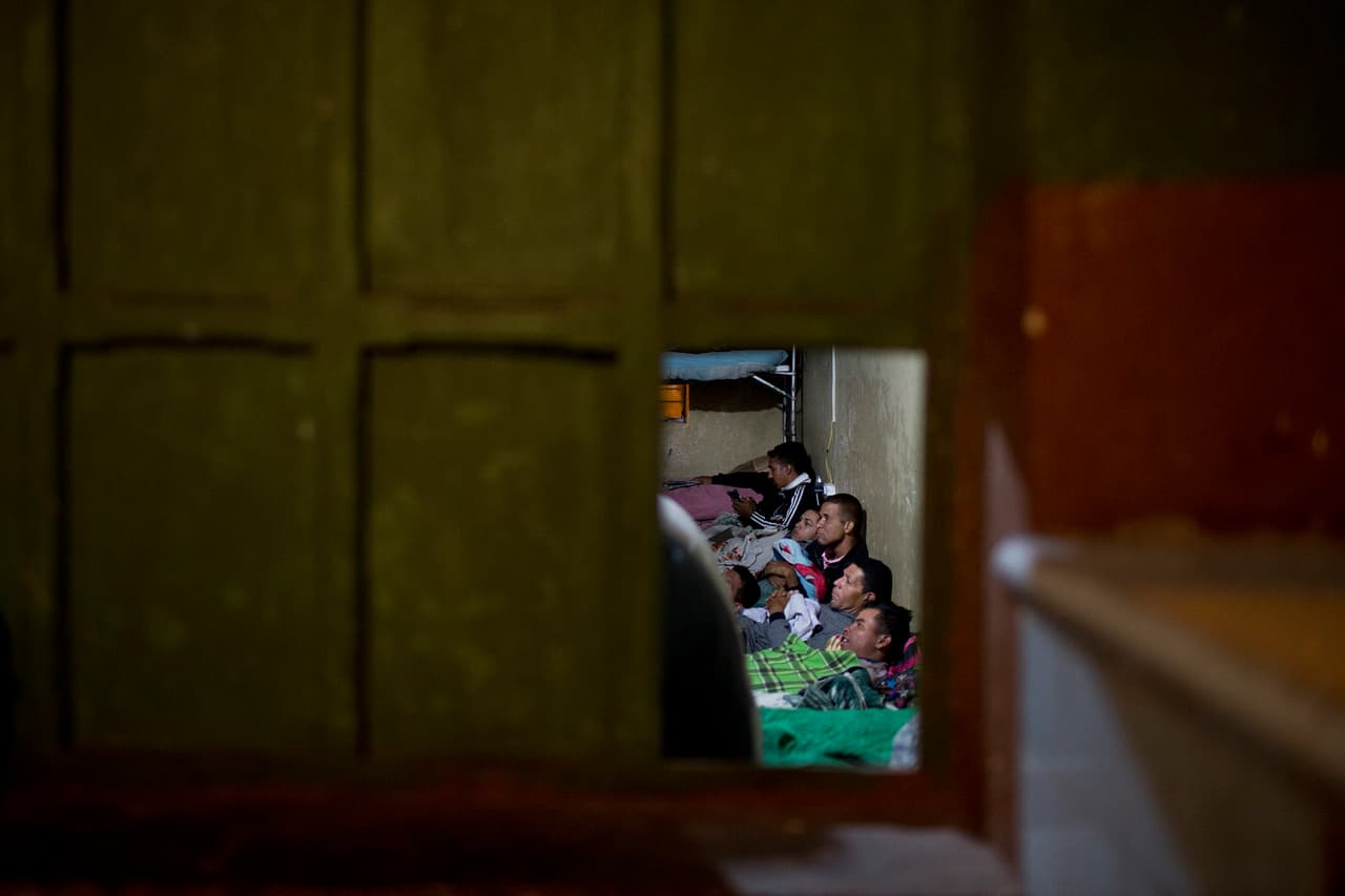 El albergue Jesús Migrante es el único lugar de acogida en Tulcán, Ecuador, la ciudad fronteriza donde llegan los migrantes después de pasar el puente de Rumichaca. El albergue lo abrió en su propia casa Yolanda Montenegro hace ya 14 años. Antes pasaban refugiados colombianos y haitianos, ahora los caminantes que llegan son de Venezuela.