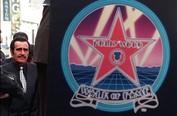 La influencia de
<a href="https://www.univision.com/local/los-angeles-kmex/vicente-fernandez-el-rey-hollywood-walk-of-fame-los-angeles-fotos">Vicente Fernández</a> trascendió fronteras cuando se convirtió en el primar artista, sin importar el lenguaje, en convocar a más de 4,000 personas en el Paseo de la Fama de Hollywood, durante la develación de su estrella.