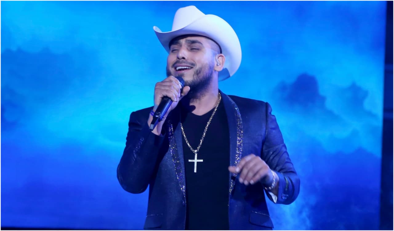 Otro nominado a Premios Juventud 2019 corrió con la misma suerte hace tres años. Espinoza Paz estaba en pleno show (en la Ciudad de México) cuando no se fijó que el escenario había terminado y quiso seguir caminando.