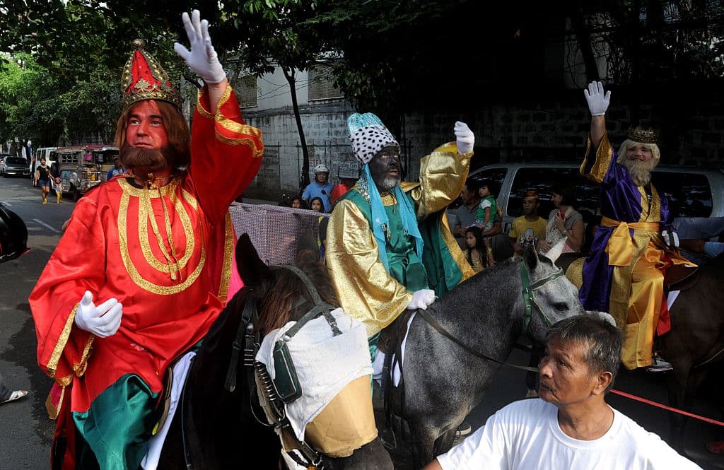 Y, ¿por qué llevaban oro, incienso y mirra a Jesús? El oro en la Biblia es símbolo de todo lo divino. El aroma del incienso anunciaba que el niño viviría una vida sin pecado. La mirra, siendo una hierba amarga, representaba los sufrimientos que iba a padecer en la cruz. Esos tres obsequios siempre se mantuvieron igual a través de los siglos.