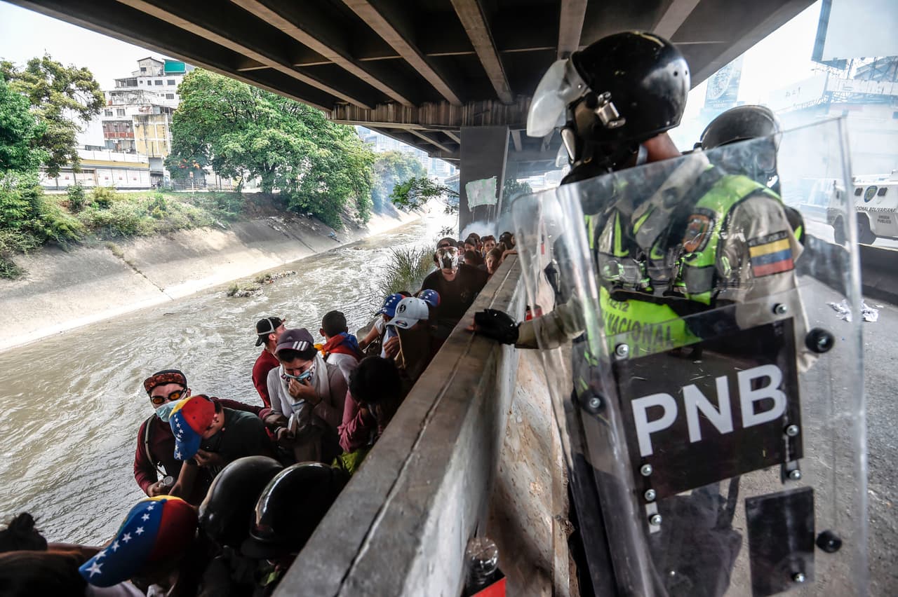 The police, armed and protected with shields, forced the demonstrators to shelter on the banks of the river Guaire.
