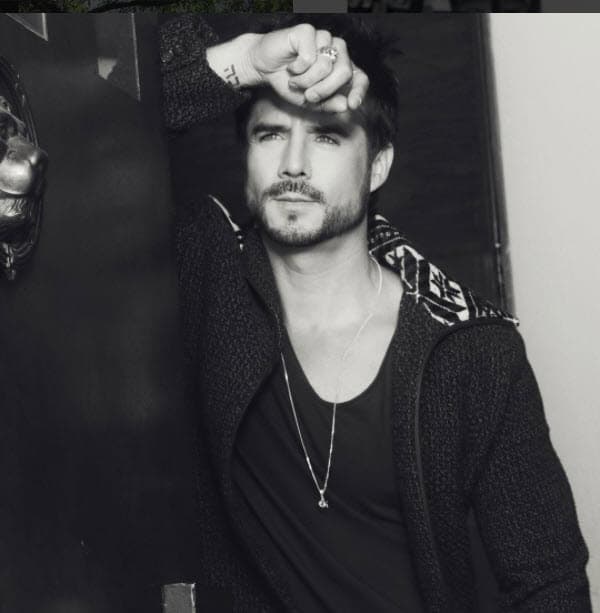 Es el galán de telenovelas 
<b><a href="http://www.univision.com/temas/jose-ron">José Ron</a></b>.