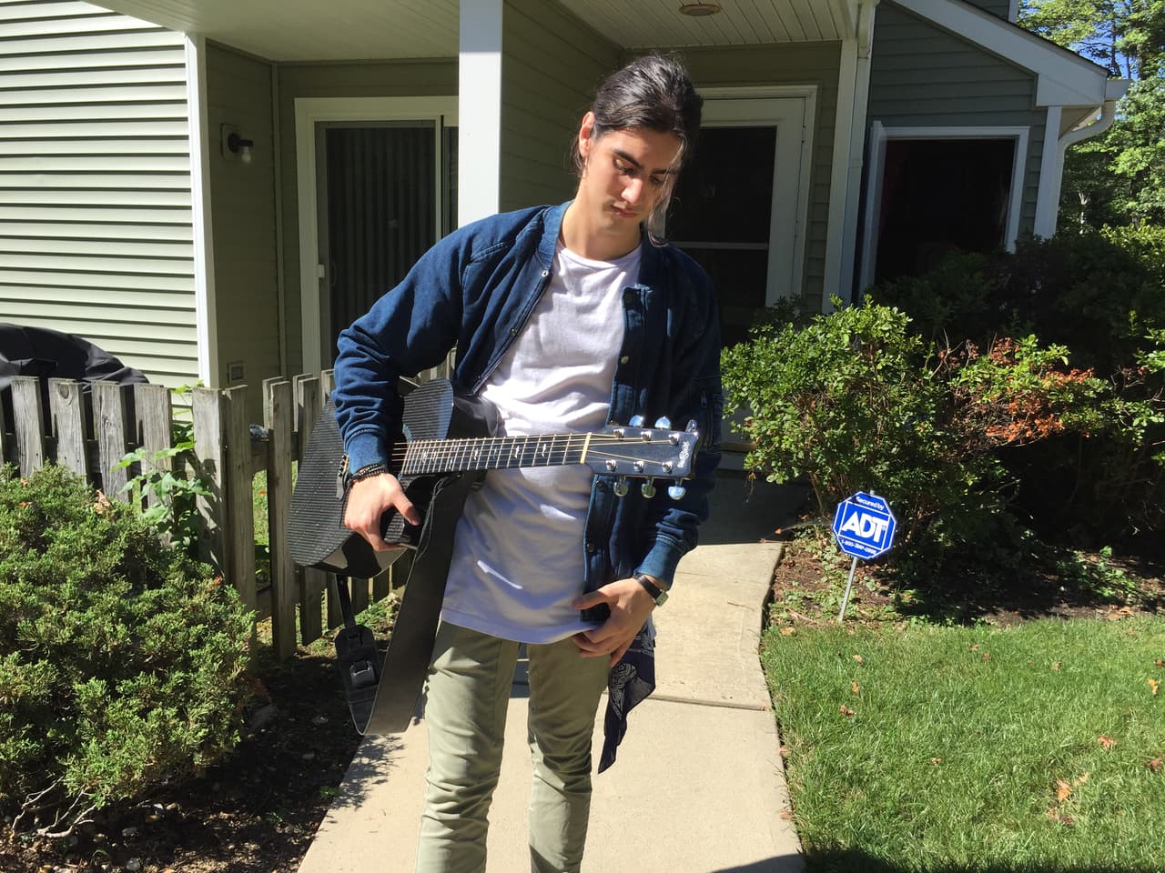 A donde quiera que vaya la lleva, pues le gusta inspirarse tocando en medio de la naturaleza.