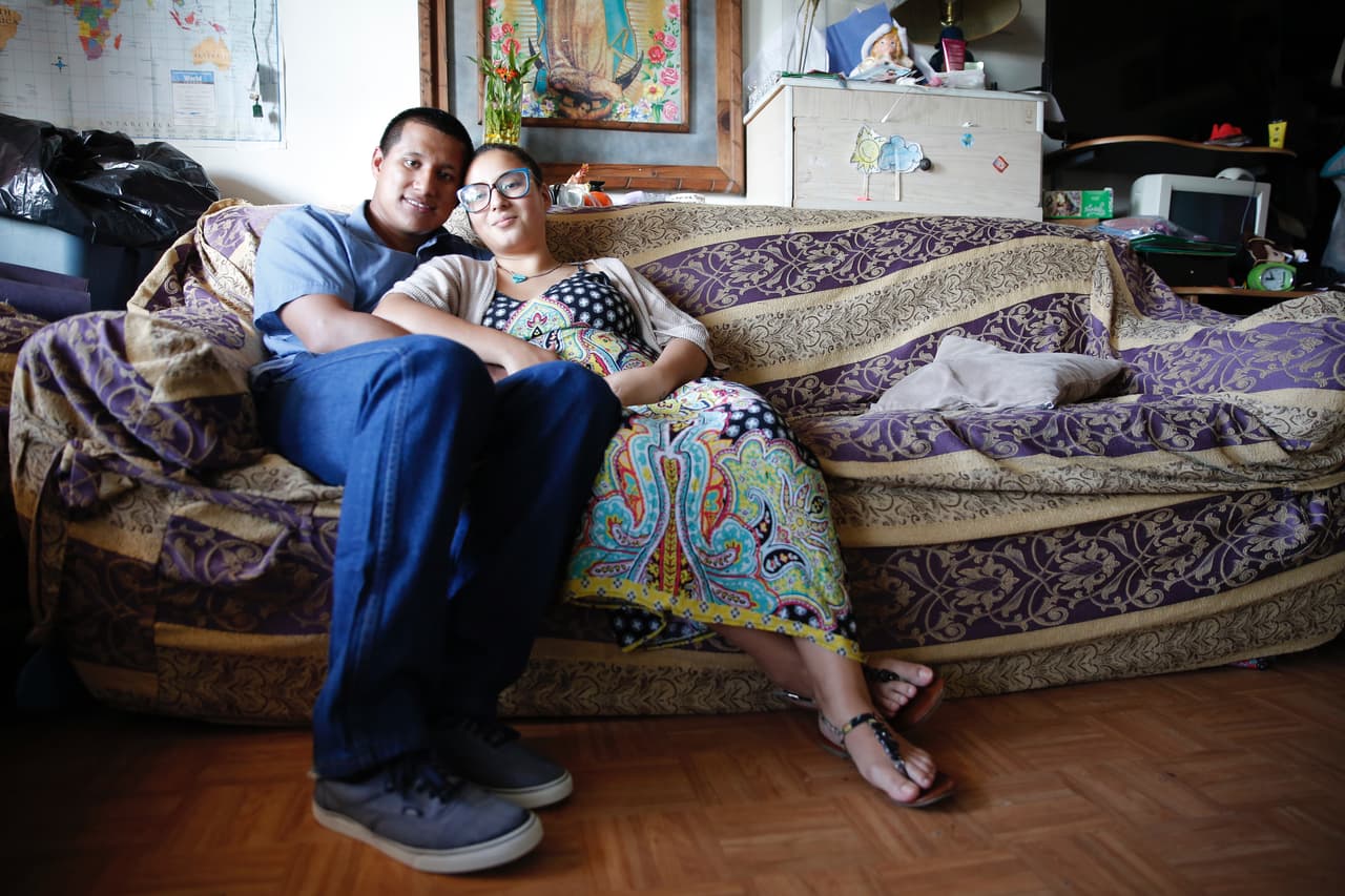 Hoy Amelia y Manuel Torres, de 20 años, planean la llegada de su segundo hijo con más tranquilidad. Las distintas versiones de la propuesta de salud republicana mantienen en vilo a esta familia de jóvenes que depende del Medical, el programa de Medicaid en California.
<b> “Estamos muy contentos que no haya pasado por ahora”</b>, aseguran.