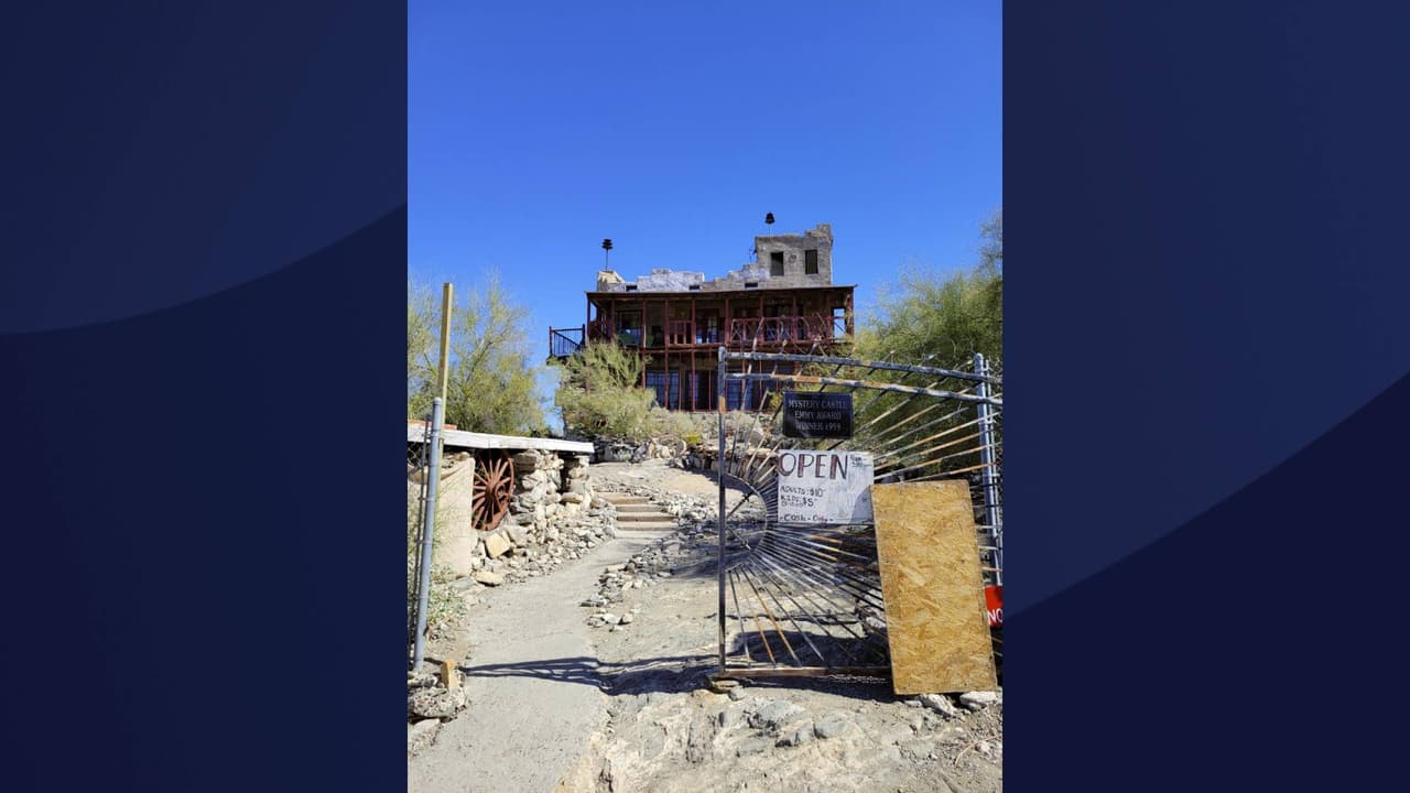 El 
<b><i>Castillo Misterioso</i> de 1930 está ubicado al pie de la montaña al sur de Phoenix</b>, cerca de la calle 7 y Dobbins. El sitio es un punto de orgullo para la ciudad y autoridades advierten que es una propiedad privada y los violadores pueden ser castigados por la ley.