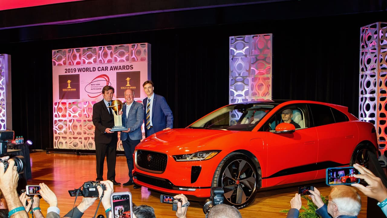<h3 class="cms-H3-H3">Jaguar I-Pace 2019 - Carro Mundial del Año 2019</h3>
<br>El primer auto electrico de Jaguar fue premioado como 
<b>el mejor carro nuevo del mundo</b> en 2019, después de un largo proceso que se inició con selección la de los finalistas en el Auto Show de Paris el pasado mes de octubre. La I-Pace, que es también la primera y por ahora única la camioneta eléctrica de Jaguar, también ganó el premio Carro Europeo del Año 2019 otorgado en el 
<b><a href="https://www.univision.com/carros/estos-fueron-los-mejores-carros-del-auto-show-de-ginebra-2019-fotos">Auto Show de Ginebra</a></b> en marzo. La I-Pace no se triple coronó porque el jurado del Carro Norteamericano del Año, pensó que la Hyundai Kona merecía ser galardonada como la mejor de ese evento, la categoría donde compitió la I-Pace. La Jaguar I-Pace fue el primer modelo en la historia del los World Car Awards en 
<b>ganar tres categorías</b>, llevándose también los premios como el
<b> Diseño Mundial del Año</b> y
<b> Carro Verde del año</b>.
<br>
<br>Probamos la I-Pace en Portugal el año pasado, 
<b><a href="https://www.univision.com/noticias/pruebas-de-manejo/el-destino-nos-alcanzo-probamos-la-i-pace-la-primera-camioneta-electrica-de-jaguar">aquí</a></b> pueden leer nuestra reseña, mientras que 
<b><a href="https://www.univision.com/carros/jaguar-i-pace-prueba-a-bordo-video">aquí</a></b> podrán verla.
<br>