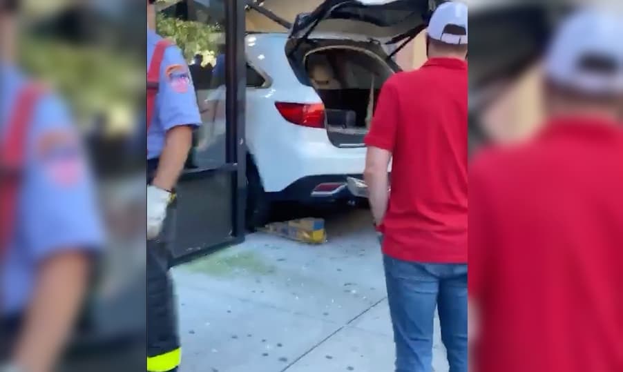 Vehículo se estrella contra inmueble residencial en Harlem y deja a dos personas heridas