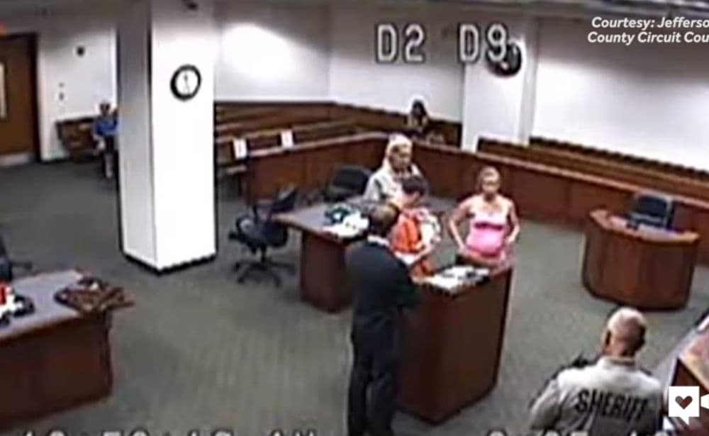 Tierno video de padre conociendo a su bebé recién nacido durante su juicio se viraliza