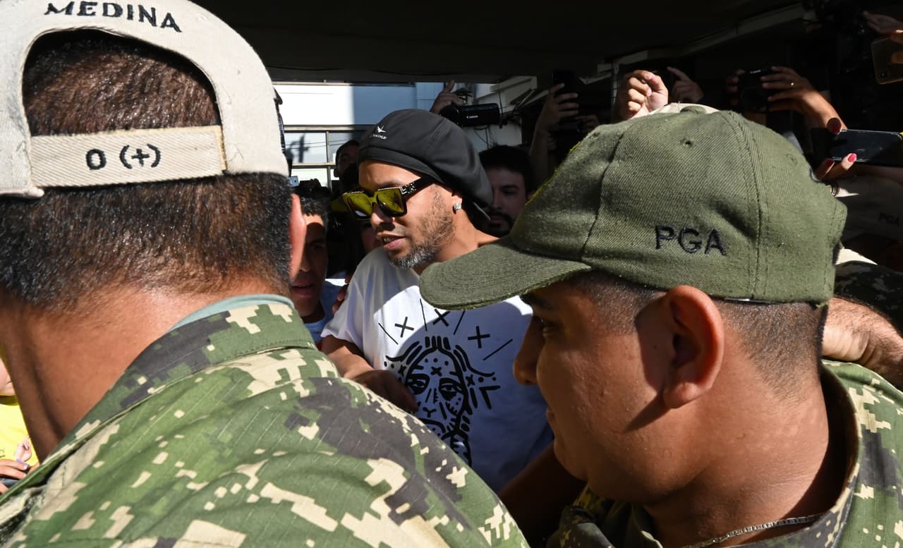 Ronaldinho manda ‘videoselfie’ a familia de compañero desde la cárcel