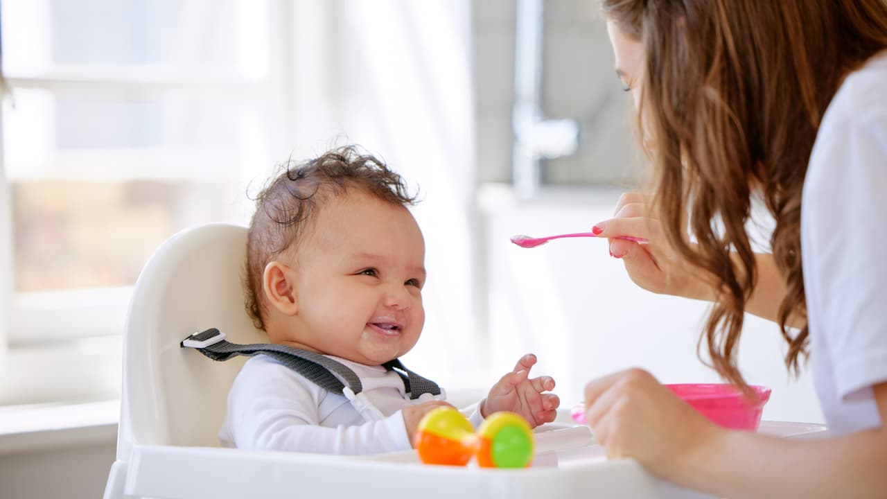 ¿A qué edad los bebés pueden empezar a comer proteínas, sin dañar su salud?
