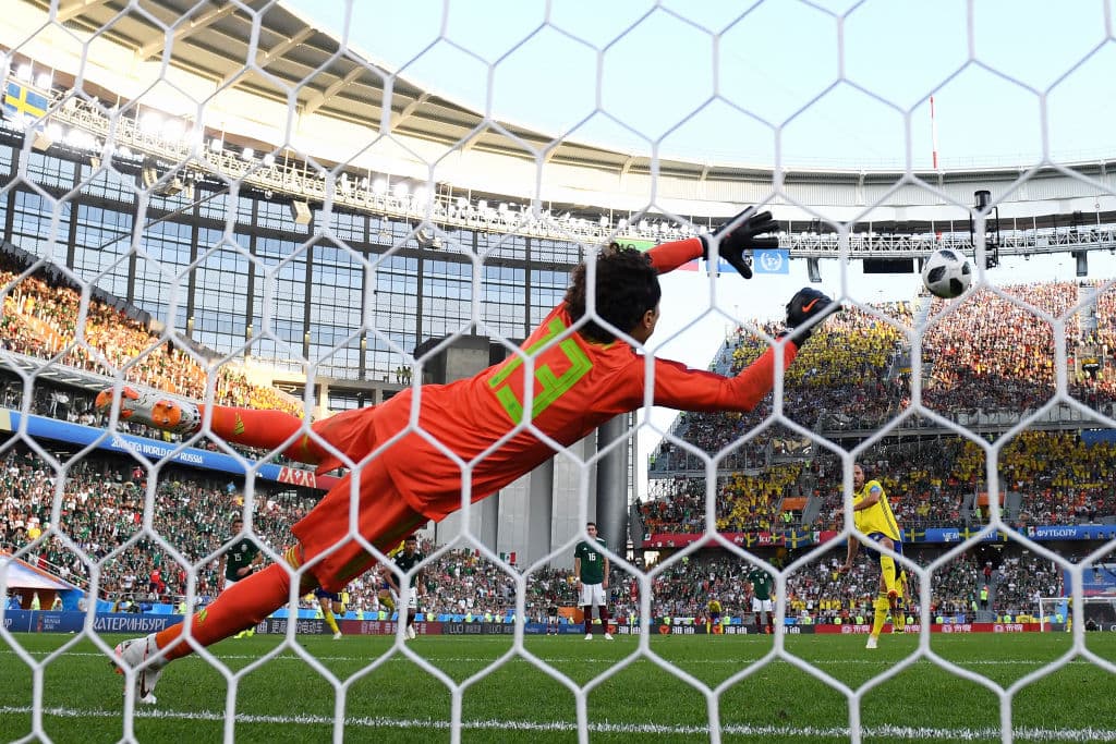 Guillermo Ochoa: 7. De no haber sido por las oportunas intervenciones del portero del Standard Liege, México habría recibido más goles que los tres que aceptó ante Suecia. Tuvo un par de pestañeos.