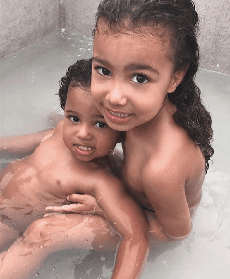 El jueves pasado compartió esta imagen de sus dos hijos mayores tomando un baño juntos y también le costó muchas críticas por publicar la foto de los niños desnudos. Ambas imágenes son las más comentadas en su Instagram en los pasados días.