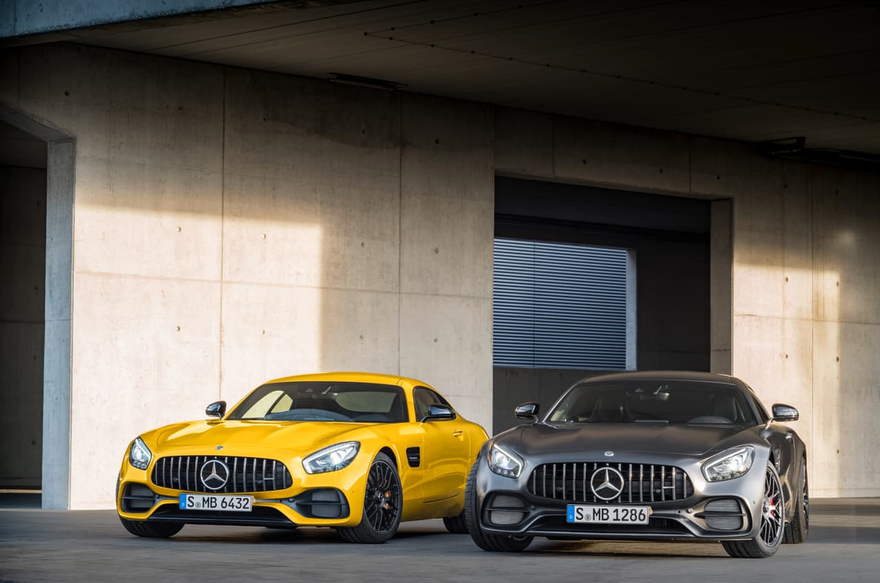 Lo primero que hay que comentar es que 
<b>a partir de ahora la familia Mercedes-AMG GT cuenta con 6 vehículos de calle</b>. Para 2017 (como modelos 2018) a los GT Coupe y Roadster, GT S, 
<b><a href="http://www.univision.com/noticias/mercedes-amg/mercedes-amg-gt-r-2017-nunca-antes-mercedes-produjo-un-auto-de-calle-como-este-fotos" target="_blank">GT R Coupe</a></b>, y el GT C Roadster (
<b><a href="http://www.univision.com/noticias/mercedes-benz/estos-son-los-mercedes-amg-gt-roadster-y-gt-c-roadster-2018-fotos" target="_blank">presentado en octubre en el Auto Show de Paris</a></b>) se les une el nuevo GT C Coupé. No hay que olvidar al Mercedes-AMG GT3, la versión de pista que complementa a la familia de súper deportivos desarrollada enteramente en casa por Mercedes-AMG, el brazo deportivo de Mercedes-Benz, que en 2017 cumple 
<b><a href="http://www.univision.com/noticias/autos-deportivos/historia-visual-de-mercedes-amg-fotos" target="_blank">sus primeros 50 años</a></b>.