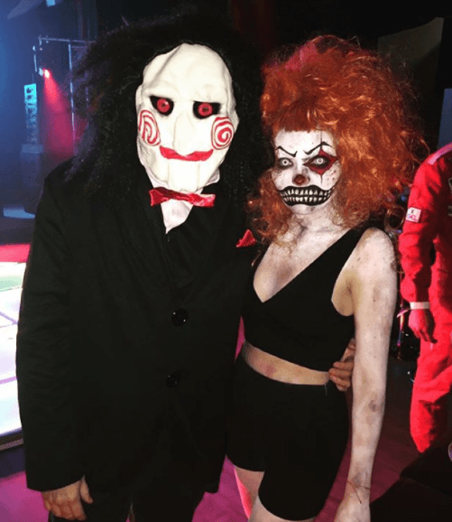 La actriz celebró la llegada de sus 19 años con una fiesta de disfraces en octubre de 2015. Fue con esta imagen, en la que aparece acompañada de su padre Alberto 'El Güero' Castro, como lo documentó.