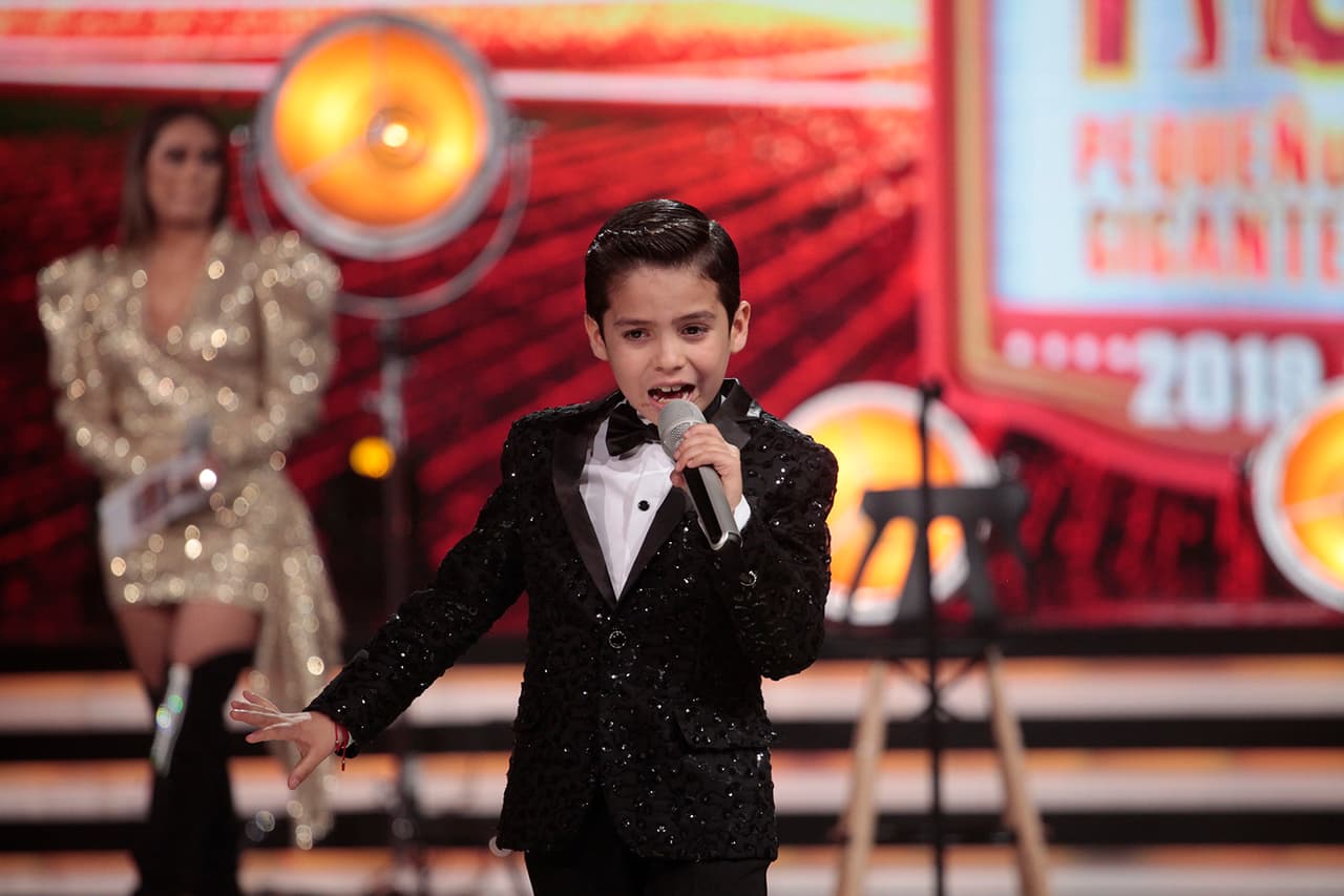 El cantante caminó por el escenario y lo hizo muy bien, alcanzando las notas.