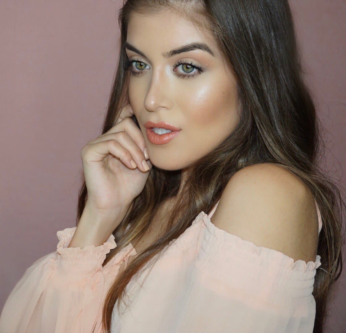 La hija mayor del actor es Gabriela Salinas Cataño, quien ahora es una 'youtuber' que da consejos de moda y maquillaje. Gaby tiene 21 años y sin duda heredó la belleza de su mamá, la conductora de televisión Adriana Cataño.