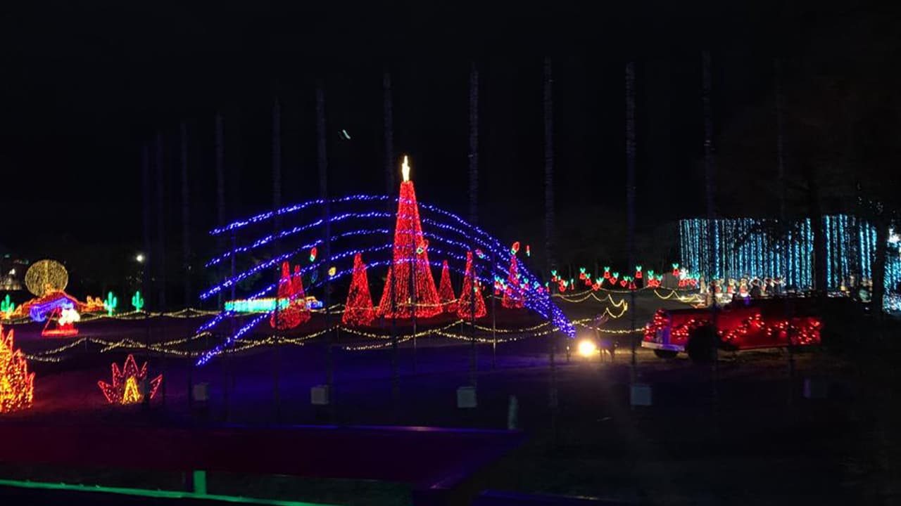 Se han aumentado los espacios el exterior con más asientos, mesas y se han colocado estaciones con desinfectante alrededor del parque.