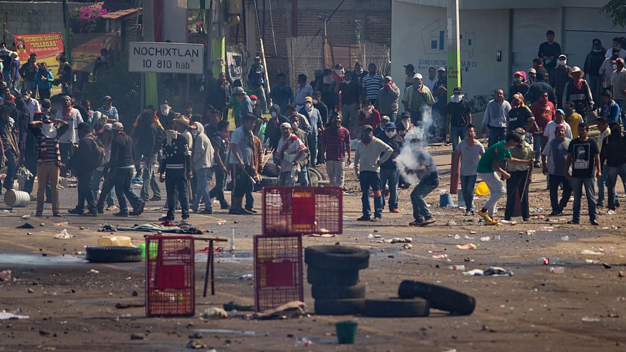 Investigan a la Policía Federal de México tras enfrentamiento con maestros que dejó seis muertos y más de 100 heridos