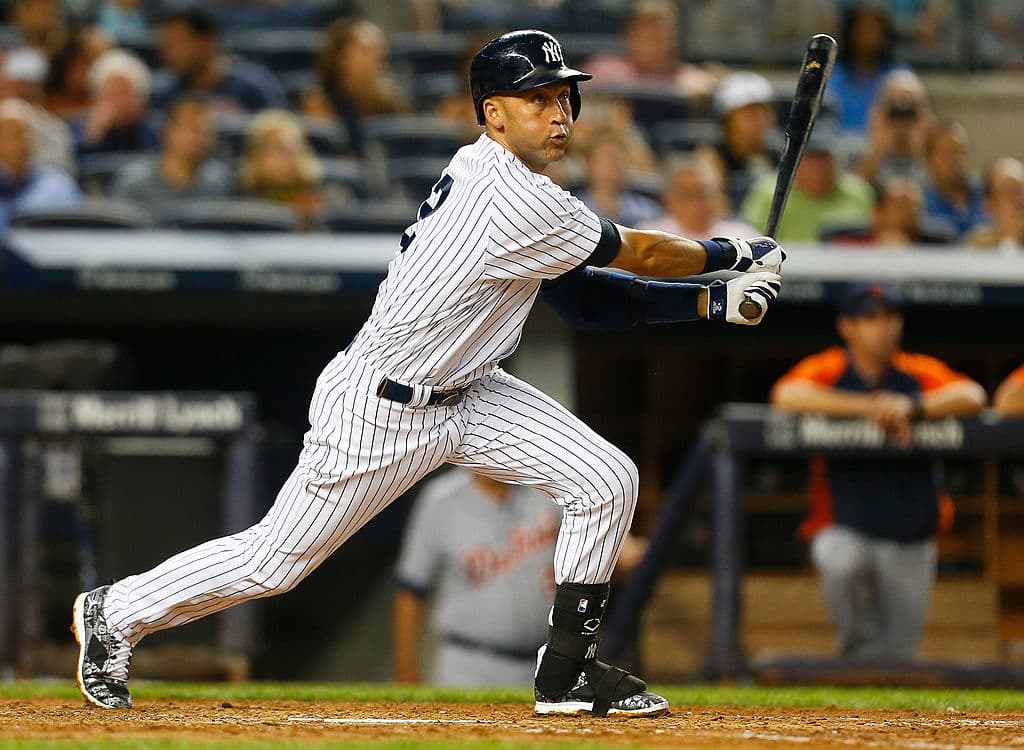 Derek Sanderson Jeter, nació en Pequannock Township, Nueva Jersey; el 26 de junio de 1974 es un exjugador estadounidense de béisbol profesional que jugó toda su carrera con los New York Yankees. Durante toda su carrera consisguió records como 5 campeonatos de Serie Mundial, 5 Guantes de Oro , 4 Bates de plata, 2 Premios Hank Aaron, 1996 Novato del año de la Liga Americana, 2000 Mas Valioso de la Serie Mundial, 2000 Premio Babe Ruth, 2009 Premio Roberto Clemente, Club 3.000 Hits y 14 selecciones al Juego de Estrellas.