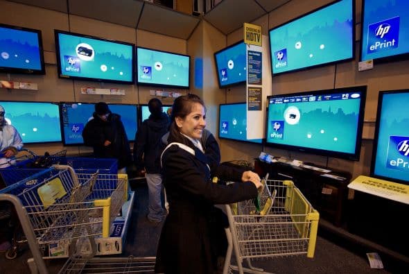 Como cada Viernes Negro las tiendas se llenaron de miles de personas con una sola intención: comprar a los mejores precios. Sin embargo, no todo fue color de rosa para los compradores ya que también hubo algunos accidentes violentos.