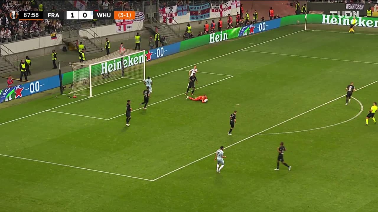 ¡TIRO ATAJADO! disparo por Michail Antonio.