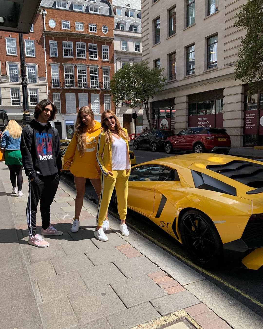"Llegando a Londres de momento y sin planearlo todo se volvió amarillo", comentó La Flaca en Instagram.