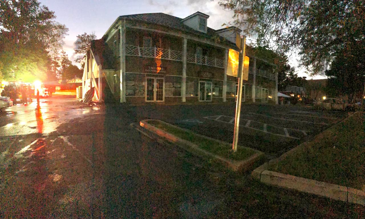 “Los investigadores de incendios, por supuesto, creen que los incendios son de naturaleza sospechosa, basándose únicamente en la geografía y hora del día. Están conectados”, informó Pete Piringer, portavoz de los bomberos del condado.