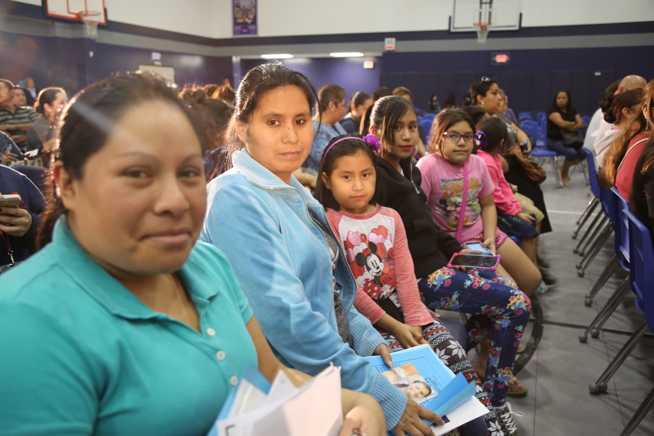 Entre los asistentes al foro informativo de inmigración fue predominante la presencia de madres con su hijos.