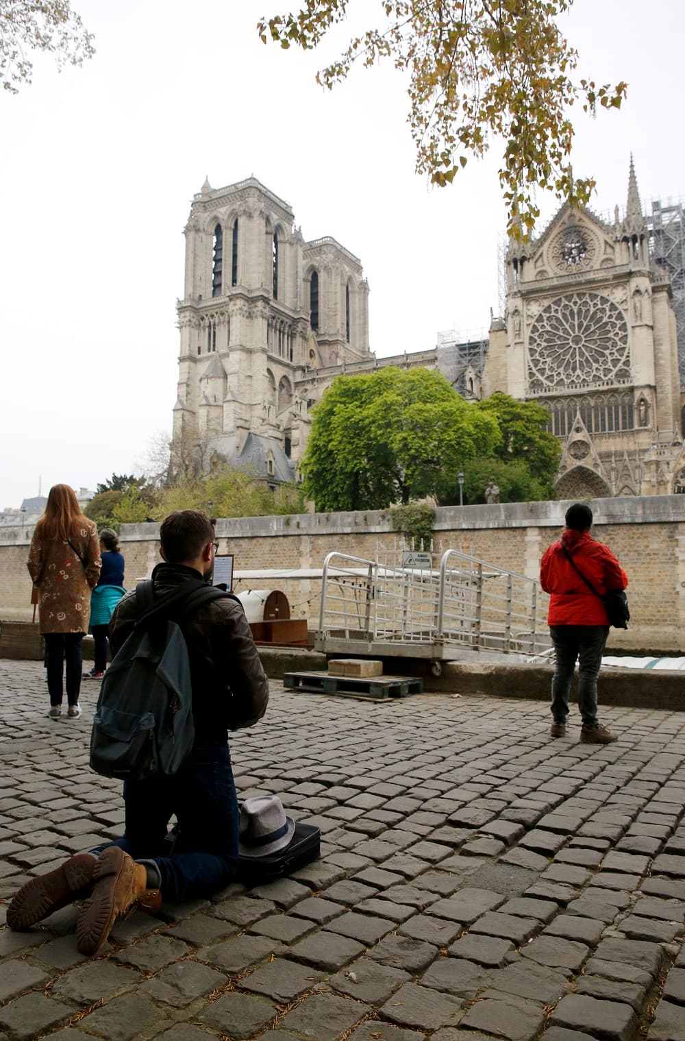 Durante el incendio, fueron muchos los franceses que desde las orillas del templo rezaron para que Notre Dame se salvara. Este martes, algunos creyentes aún seguían orando cerca del templo.