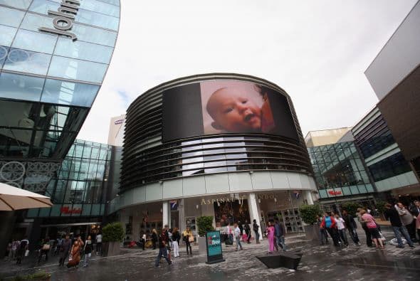 El recién inaugurado Westfield Stratford City se encuentra ubicado en un barrio pobre al este de Londres.