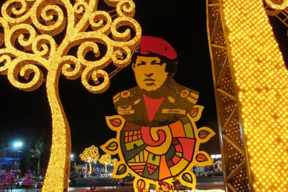 También en Nicaragua, donde a semejanza del exjefe de Estado venezolano se ilumina un bulevar nocturno en Managua que se alinea con un árbol de la vida.