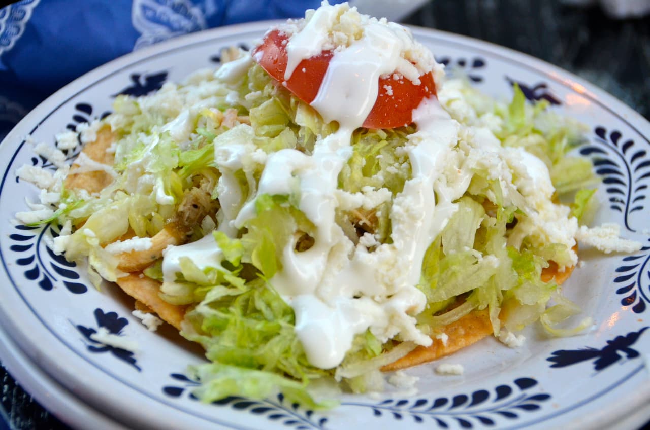 <b>Tostadas: </b>pariente del taco, la tostada le heredó la versatilidad a su primo no tan lejano. Son tortillas fritas u horneadas a las que se les añade cualquier guiso. Pueden ser tan sencillas como cubrirlas de crema de vaca y aguacate o bien, con frijoles y guisos como la tinga (carne de pollo deshebrada y sazonada con tomate y chile chipotle), picadillo (carne molida con papas, zanahorias y guisantes con salsa de tomate) e incluso con un guiso de patas de vaca (cartílago) en vinagre.Para terminar, se le añade crema, queso fresco y lechuga. Aquí,
<b><a href="http://www.univision.com/estilo-de-vida/cocinar/adios-tacos-5-maneras-de-comer-tostadas-mexicanas-video">cinco de sus versiones </a></b>más caseras.
<br>