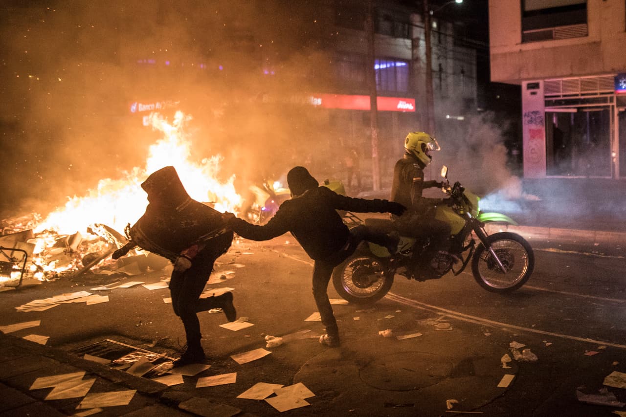 Decenas de personas resultaron heridas y en su mayoría fueron atendidas en centros asistenciales por lesiones con objetos contundentes, según informó el dario 
<a href="https://www.elespectador.com/noticias/bogota/otra-noche-de-miedo-en-bogota/" target="_blank">El Espectador</a>. Pero la alcaldesa de Bogotá, Claudia López, informó en Twitter que muchos de los civiles heridos recibieron impactos de bala. "Hubo uso indiscriminado de armas de fuego. Estamos en hospitales acompañando a familiares y reconstruyendo los hechos", agregó.