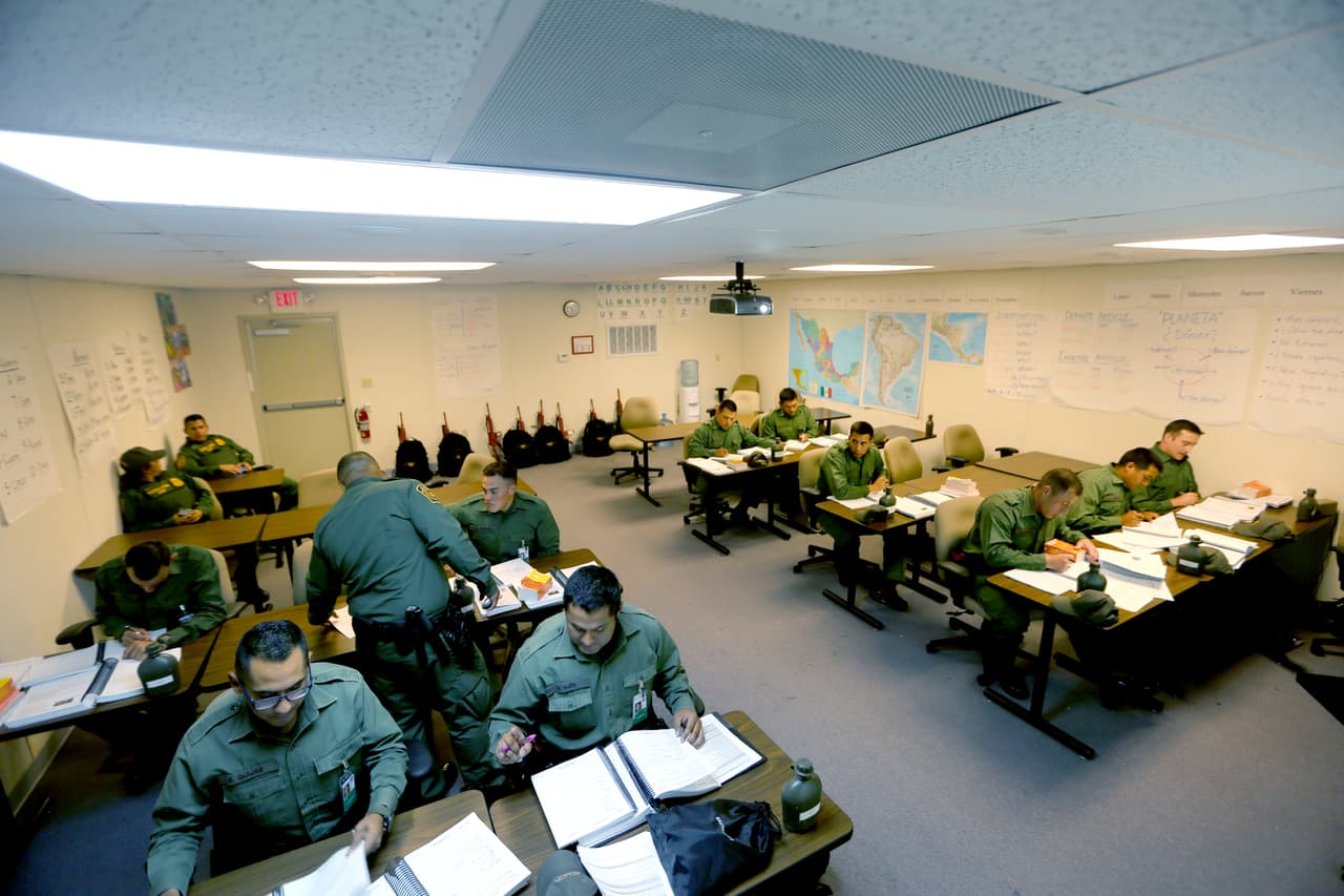 <b>"Deténgase". </b>Esta es el aula de español, una clase que se convirtió en obligatoria para cualquier agente –sea hispanohablante o no– si quiere graduarse. Es un curso rápido y aparentemente muy centrado en la memorización de los protocolos de inspección y detención. La incógnita es si los oficiales logran después entender las respuestas en español de los extranjeros.