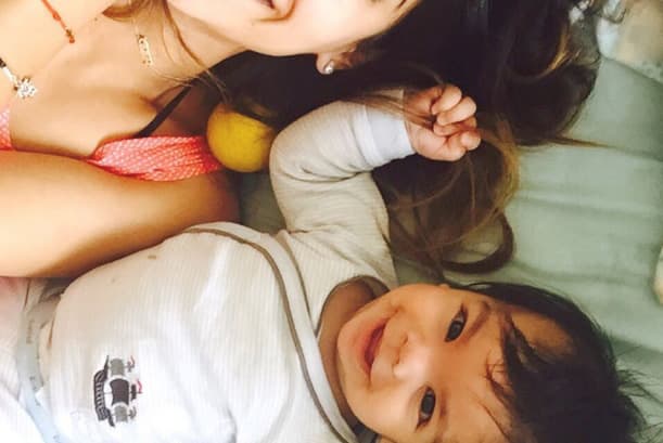 Alejandra no aguanta la emoción de celebrar la primera navidad de su hijo Matteo de casi 9 meses. Mira las fotos más cute de Matteo, un bebé tan stylish como su mamá.