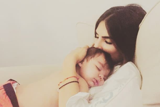 Alejandra no aguanta la emoción de celebrar la primera navidad de su hijo Matteo de casi 9 meses. Mira las fotos más cute de Matteo, un bebé tan stylish como su mamá.