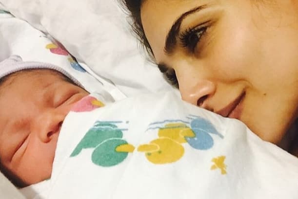 Alejandra no aguanta la emoción de celebrar la primera navidad de su hijo Matteo de casi 9 meses. Mira las fotos más cute de Matteo, un bebé tan stylish como su mamá.