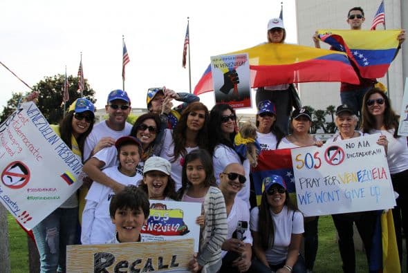Pese a las distancias y tráfico característico de Los Ángeles, cientos de Venezolanos se unieron a la campaña mundial #SOSVenezuela para apoyar a todo el pueblo venezolano tras 10 días de protestas continuas en dicho país. A la manifestación se unieron guatemaltecos, peruanos, brasileños, libaneses, americanos y muchas otras nacionalidades que hacen vida en la Cosmopolita ciudad del oeste del país. Consignas, cantos y la familiaridad característica venezolana recibieron apoyo de los transeúntes en los alrededores del edificio Federal ubicado en la avenida Wilshire.