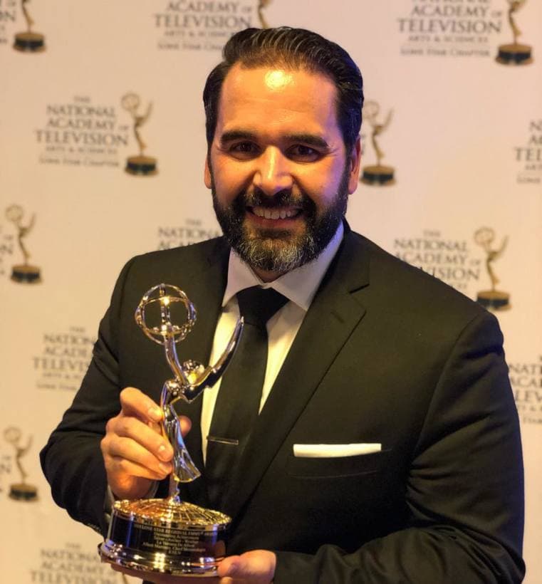 Desde el 2012 ha cubierto importantes eventos de la naturaleza en Estados Unidos y hasta ahora tiene 12 Emmys en su vitrina.