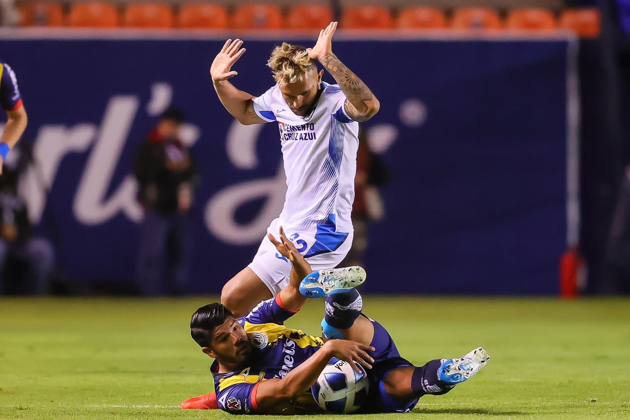 Cruz Azul y Atlético de San Luis tuvieron claras opciones de gol pero ‘Trapito’ Barovero y Sebastián Jurado bajaron la ‘cortina’ para mantener el empate que al final finiquitaron en el marco de la Jornada 6 del Grita México A21.