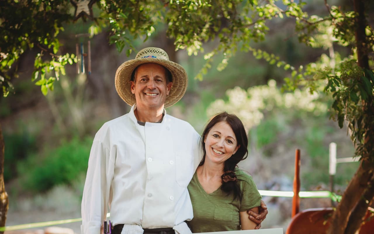 En este campo los propietarios recolectan las hierbas para crear infusiones y tés que venden en su boutique. [ Cindy Schooley y su esposo son los propietarios de Windy Hills Lavender Farm LLC] 
<br>