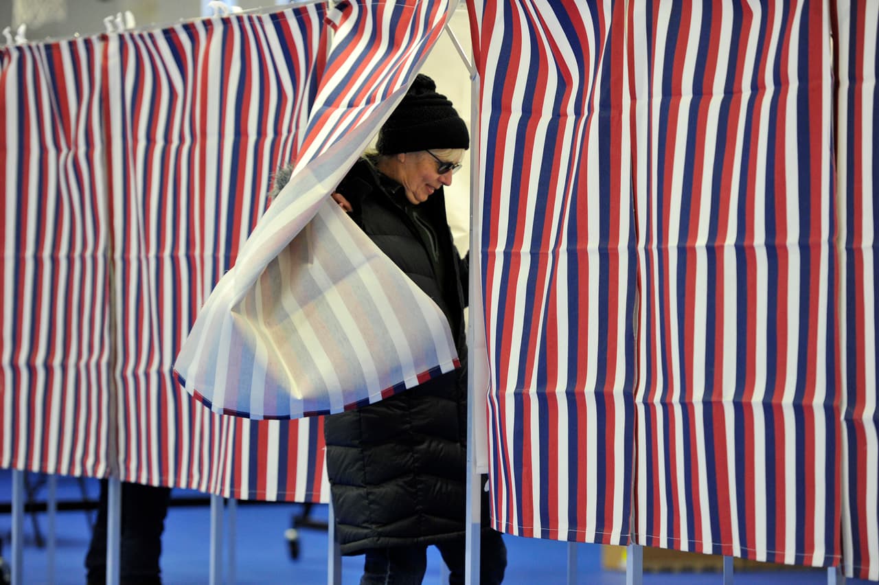 Una electora en el centro de sufragio del Ward Five Community Center en Concord, New Hampshire.