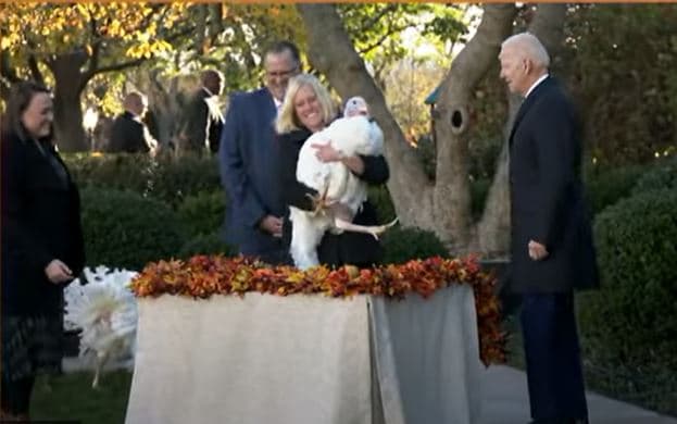"En lugar de ser sasonados, estos dos pavos están siendo estimulados", bromeó Biden, quien se disculpó con el Secretario de Transporte, Pete Buttigieg, y su esposo Chasten, ambos de Indiana, ya que era evidente que los dos pavos son la "nueva pareja poderosa de Indiana".