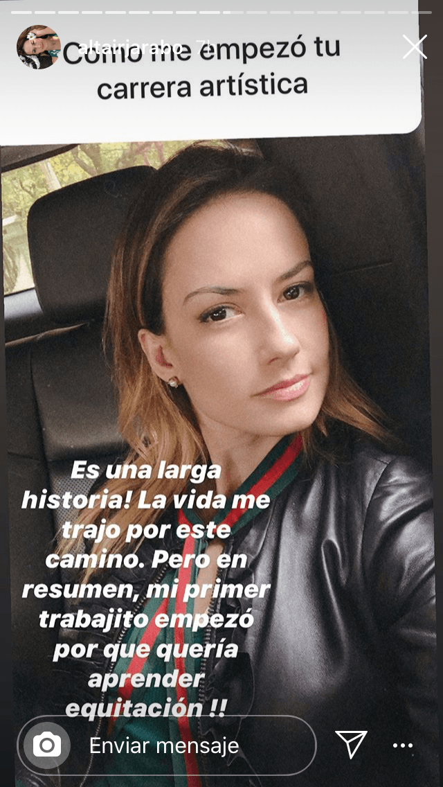 "¡Es una larga historia (cómo empecé mi carrera)!", contó, "la vida me trajo por este camino. Pero, en resumen, ¡mi primer trabajito empezó porque
<b><a href="https://www.univision.com/famosos/altair-jarabo-logro-grabar-en-video-a-la-ladrona-de-sus-aguacates-no-dijo-si-ofrece-recompensa-por-su-captura-video" target="_blank">quería aprender equitación</a></b>!"
<br>