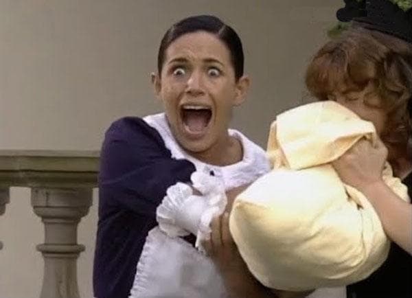 Se trata de Carlota, una de las sirvientas de la casa que siempre la mantenía informada de cada paso que daba Luis Fernando y María.