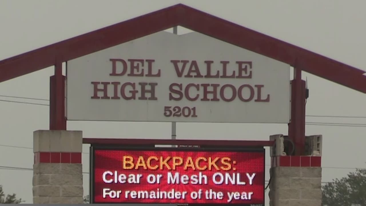 ¿Serán necesarias las mochilas de plástico el próximo año para los estudiantes de la preparatoria Del Valle?