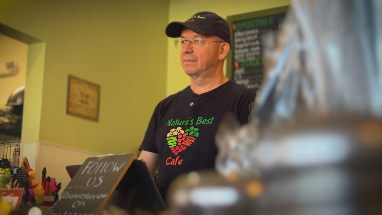 Restaurante anuncia que cierra por redadas y así reaccionó la comunidad de Napeville 