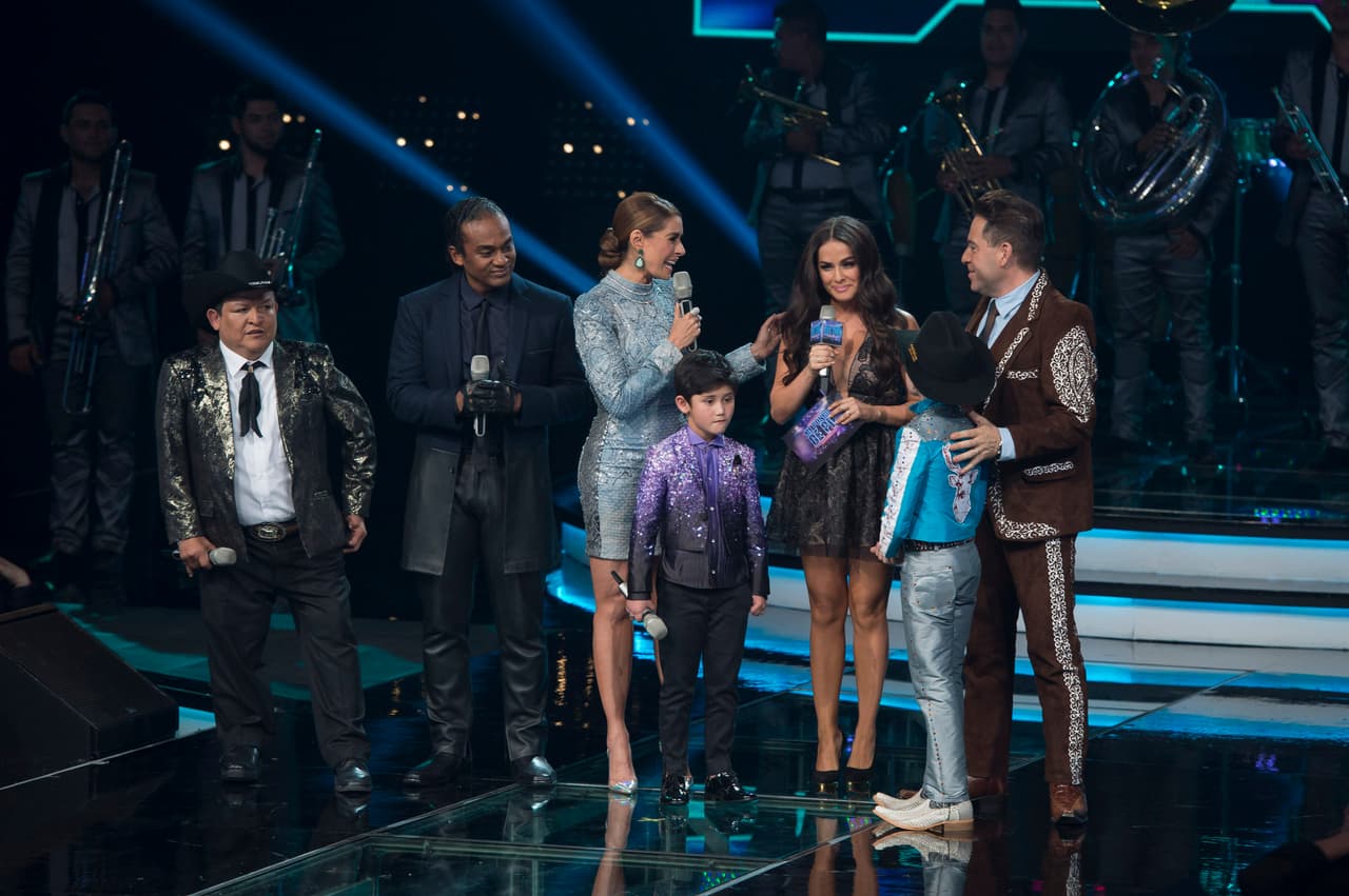 Esta octava gala se puso color de hormiga, se vivió de todo, desde un pleito entre Belinda y Ha Ash, Max Cervantes le declaró su amor a María León, quien fue eliminada junto con los Monsiváis.