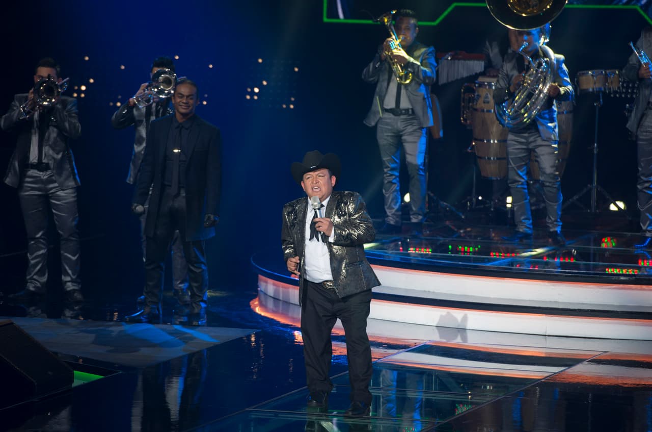 Esta octava gala se puso color de hormiga, se vivió de todo, desde un pleito entre Belinda y Ha Ash, Max Cervantes le declaró su amor a María León, quien fue eliminada junto con los Monsiváis.